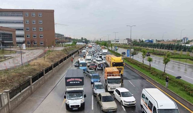 Ankara’da caddeler göle dönerken otomobiller suya gömüldü