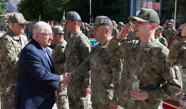 Bakan Güler, Hakkari’de Mehmetçikle bayramlaştı