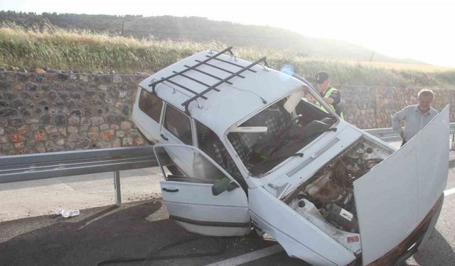 Bariyerlere çarpan otomobil asılı kaldı: 3 yaralı