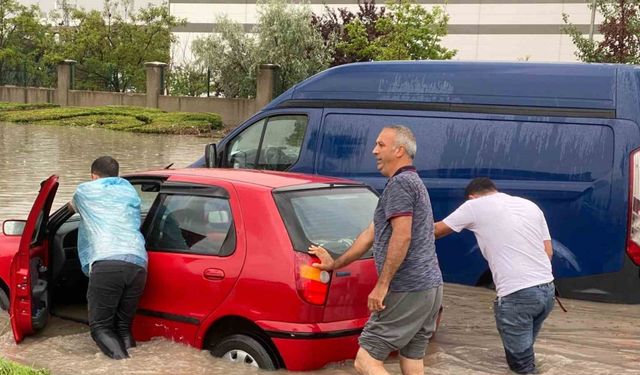 Başkent’te sağanak yağış hayatı olumsuz etkiledi