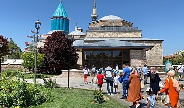 Bayram tatilinde Mevlana Müzesinde ziyaretçi yoğunluğu