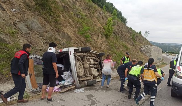 Bayram ziyaretine giden aile kaza yaptı: 1’i ağır 8 yaralı