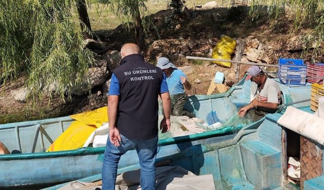 Beyşehir Gölü’nde balıkçı tekneleri ve balık işleme fabrikaları denetlendi