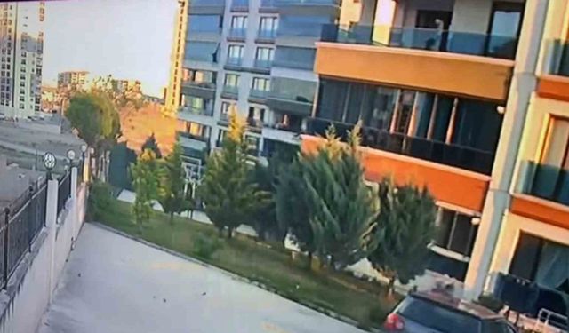 Dengesini kaybedip 7. kattan yere çakılan kadının düşme anı kamerada