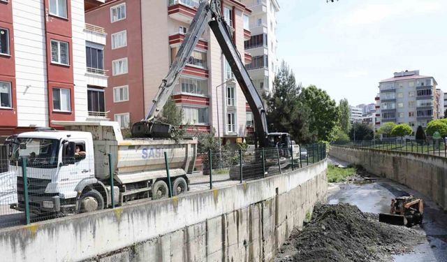 Dere yatakları iş makineleri ile temizlendi