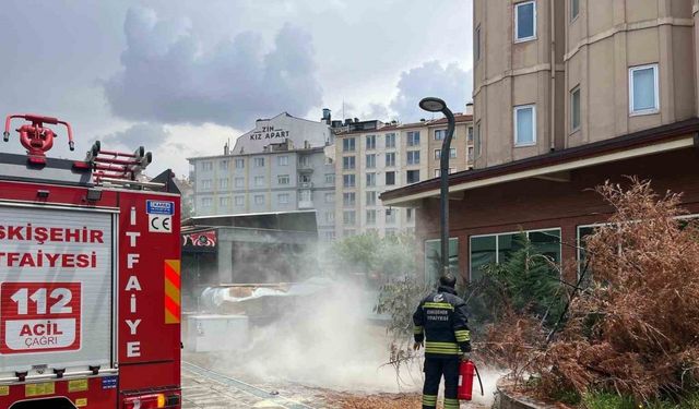 Eskişehir’de sokak lambasından kaynaklı yangın paniğe neden oldu