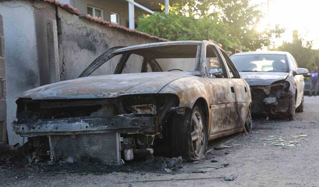 Evin önündeki iki aracı ateşe verdiler