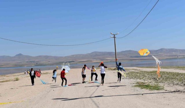 Evren Kaymakamı Kınacı öğrenciler için uçurtma şenliği düzenledi