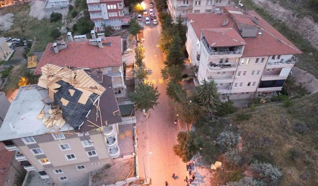 Fırtına çatı uçurdu, ağaçları devirdi, aracın üzerine yıldırım düştü, turistler mahsur kaldı