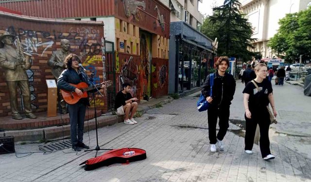 Genç müzisyen vatandaşların odak noktası haline geldi