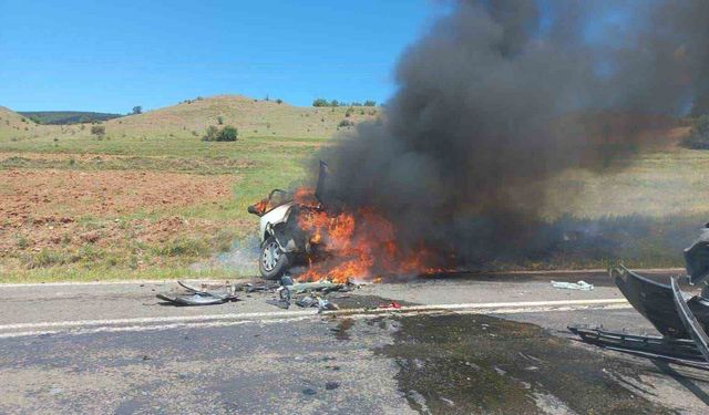 Hafif ticari ile çarpışan Tofaş alev topuna dönüştü: 1 ölü, 1 yaralı