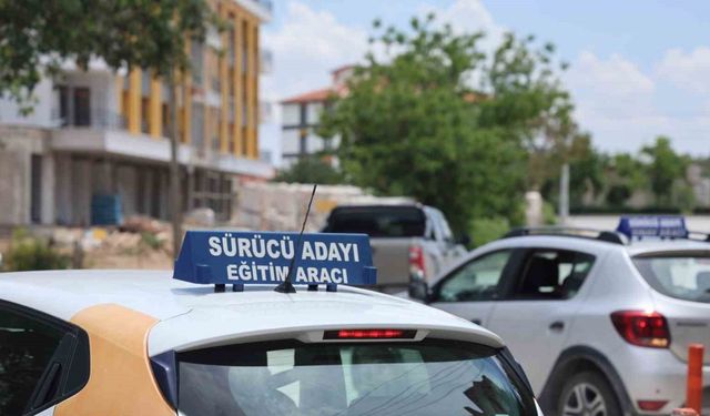 İlk araç sürüşünde "Eş ve babadan hoca olmaz" uyarısı