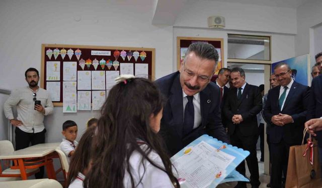 İlkokulu öğrencileri karnelerini Vali Aksoy’un elinden aldı