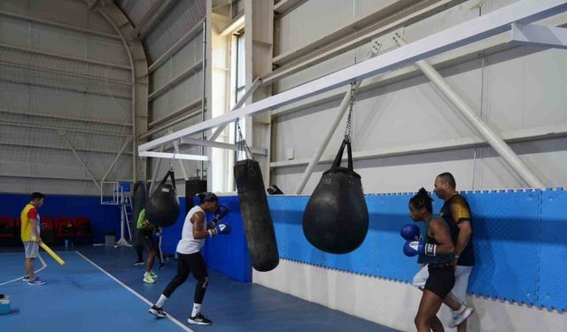 Kadın Boks Milli Takımı, olimpiyatlara yabancı ülkelerle hazırlanıyor