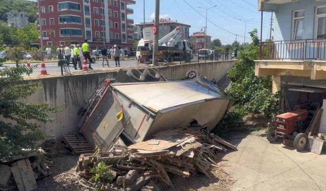 Kamyon, yolcu minibüsüne çarparak evin bahçesine uçtu: 1’i ağır 11 yaralı