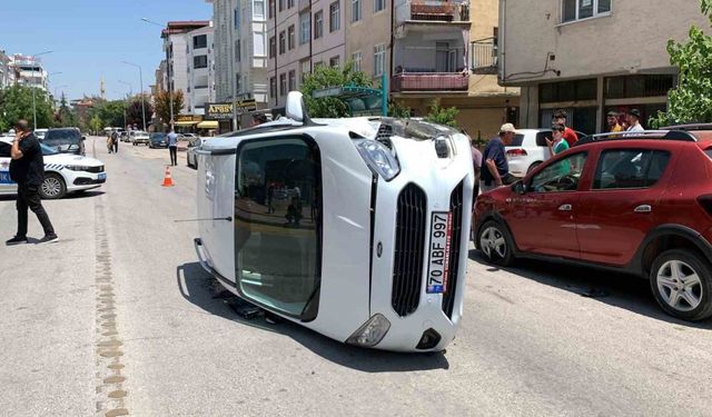Karaman’da otomobil ile çarpışan hafif ticari araç yan yattı