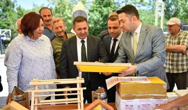 Kırşehir’de arıcılara ’Ana arı ve malzeme’ dağıtıldı