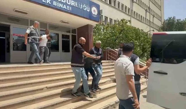 Komşu dehşeti: Yaşlı kadını öldüren zanlı ve ailesi adliyede