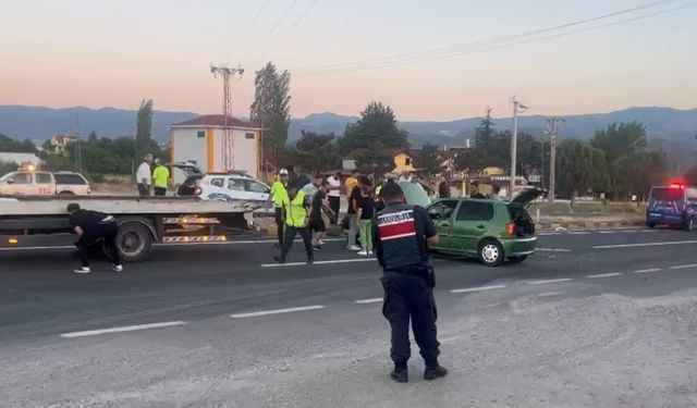 Kontrolden çıkan otomobil orta refüje çarptı: 3 yaralı