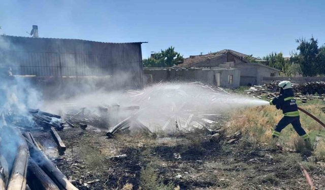 Konya’da çocuklar torpil attı, inşaat malzemeleri tutuştu