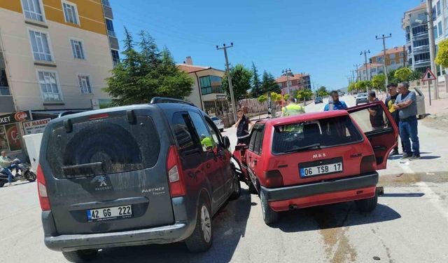 Konya’da otomobil ile hafif ticari araç çarpıştı: 5 yaralı