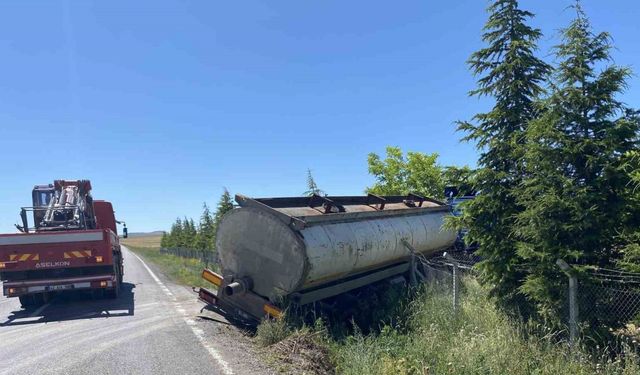 Kulu’da kontrolden çıkan tır şarampole indi