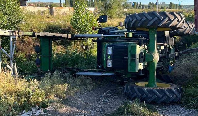 Kurban kesimi yapılan iş makinesi dereye devrildi