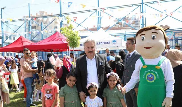 Melikgazi Belediyesi Karne Şenliği ile öğrencilerin yüzlerini güldürdü