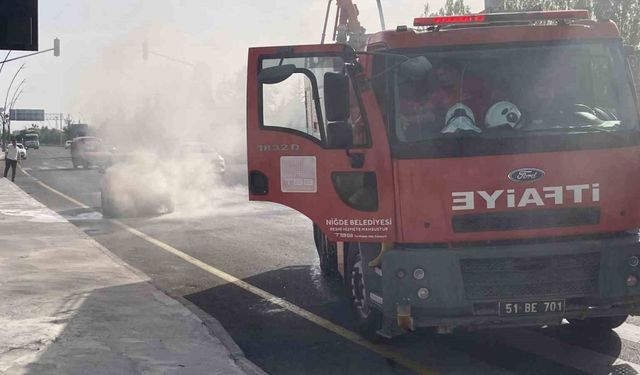 Niğde’de seyir halindeki otomobilde yangın çıktı