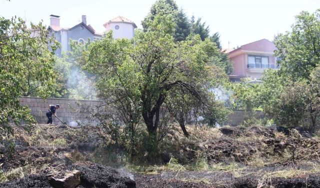 Ot yangını ikametlere sıçramadan söndürüldü