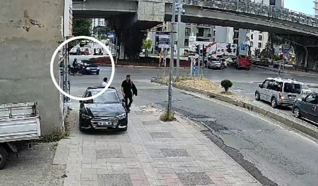 Otomobile çarpan motosikletli ağır yaralandı: Kaza anı kamerada