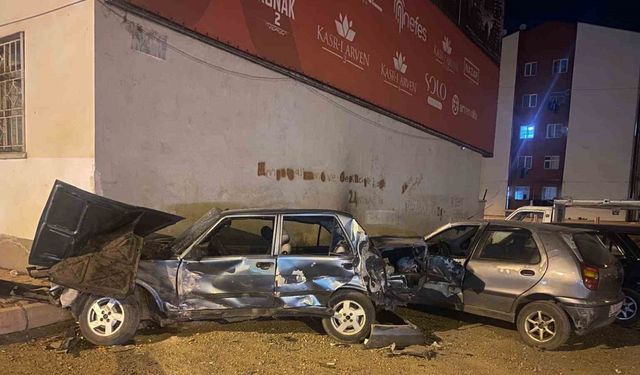 Park halindeki otomobili kağıt gibi ezdi: 1 yaralı