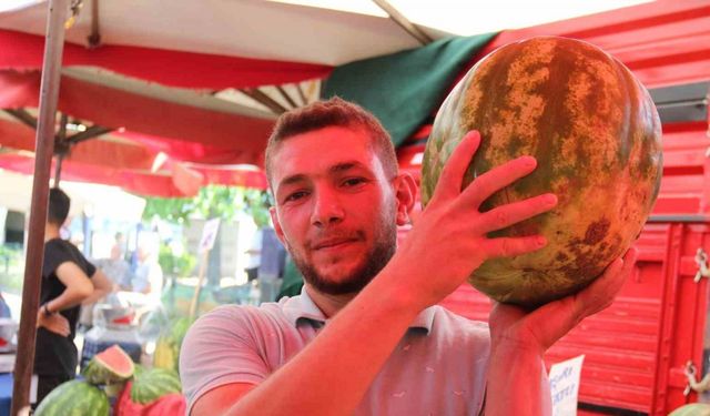 Pazarda yıkanan pazarcı: "Hava sıcak, denize gidemedik böyle serinledik"