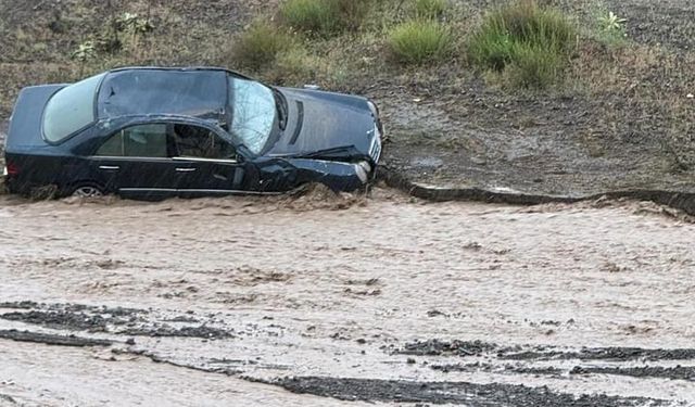 Polatlı’da sele kapılan bir otomobil tarlaya sürüklendi