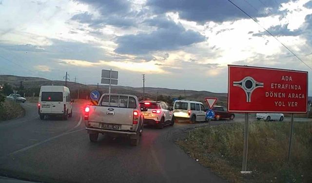 Sabırsız sürücü minibüsü ile ters yöne girdi, trafiği tehlikeye attı