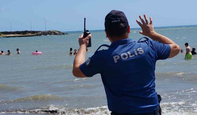 Samsun’da polis boğulmalara karşı sahillerde uyarıda bulunuyor