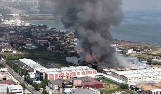 Samsun’daki fabrika yangını soğutma çalışması sırasında beton blok çöktü: 7 itfaiye eri yaralı