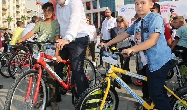 Sandıkçı: “Çocuklarımızı hediyelerle buluşturmaya devam ediyoruz”