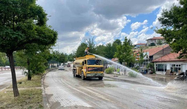 Selin vurduğu ilçede temizlik ve hasar tespit çalışmaları başladı