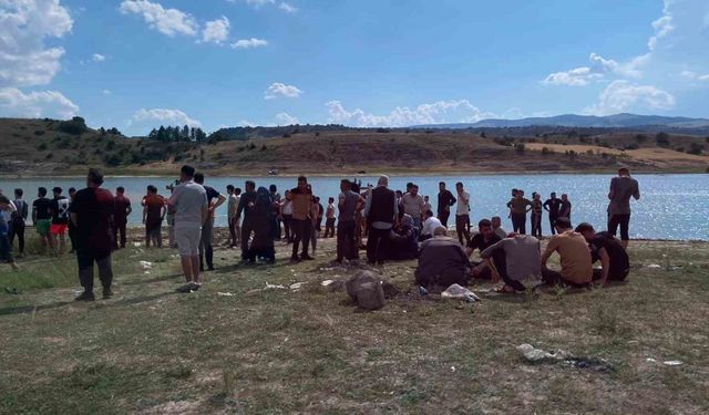 Serinlemek için baraja giren 3 kişi boğularak can verdi