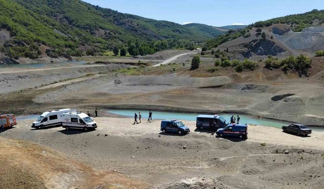 Serinlemek için baraja giren genç boğuldu