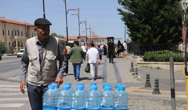 Sıcak havalar en çok onların yüzünü güldürüyor