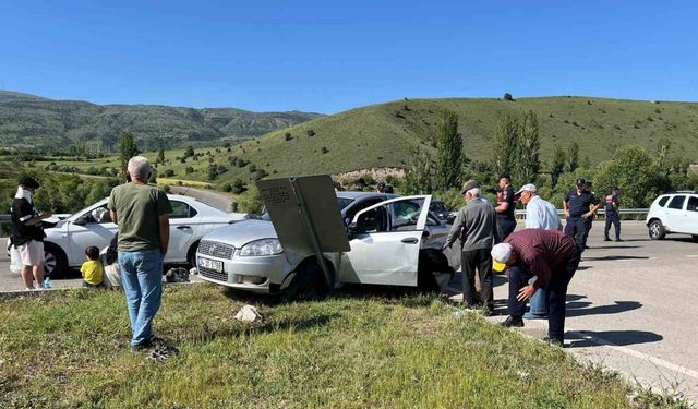 Sivas’ta otomobiller çarpıştı: 2’si çocuk 8 yaralı