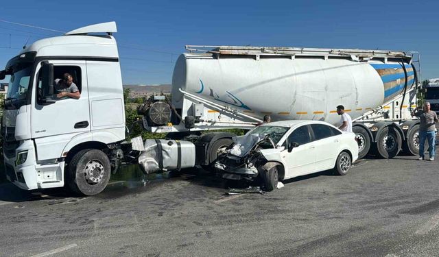 Tanker ile otomobil çarpıştı: 1’i ağır 2 yaralı