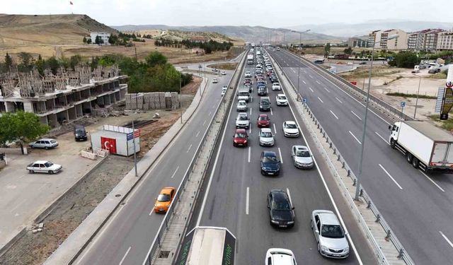 Tatilciler yollara akın etti: 43 ilin geçiş güzergahında trafik yoğunluğu