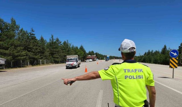 Trafik ekiplerinden bayram tatilinin son gününde sıkı denetim