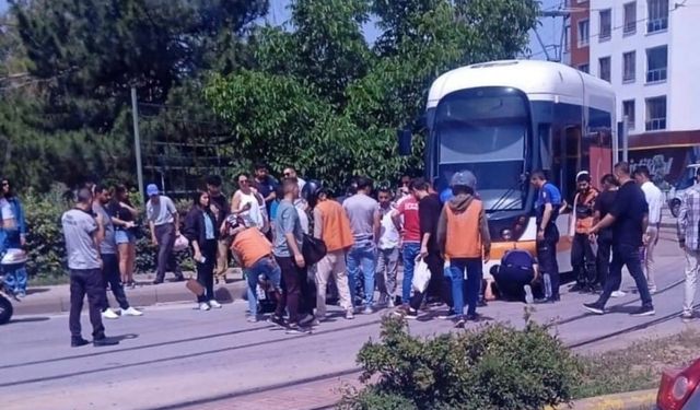 Tramvayın altına giren motosiklet sürücüsü güçlükle kurtarıldı