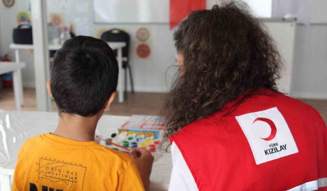 Türk Kızılay deprem bölgesinde 532 çocuğun yanında