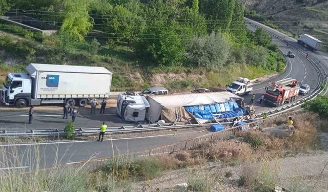 Virajı alamayan tır devrildi, sürücü ağır yaralandı