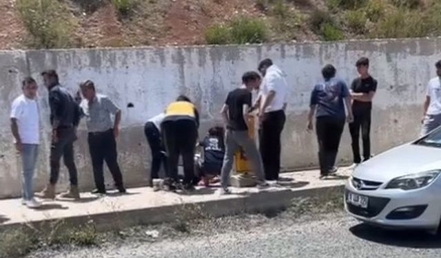 YKS’den çıkıp evlerine giderken kapısı açık araçtan düştüler